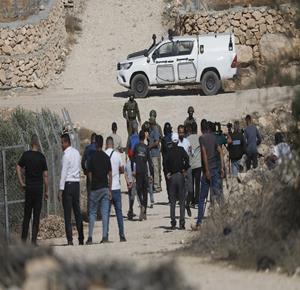 قوات الاحتلال ومستعمروه يمنعون المزارعين من حراثة أراضيهم المهددة بالمصادرة في بلدة بيت أولا غرب الخليل